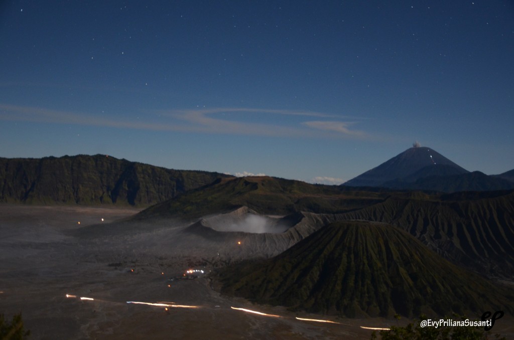 Batok - Bromo - Semeru, lihat deh di punggung Semeru berderet cahaya menuju puncak Mahameru