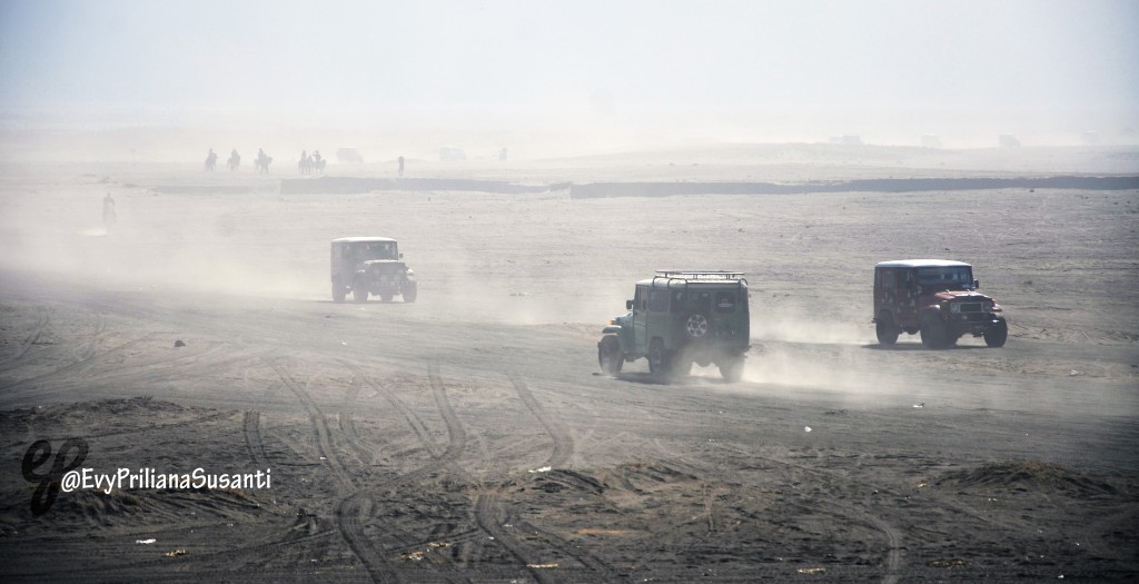 panas, debu, pasir, jeep, berasa di mana ya?